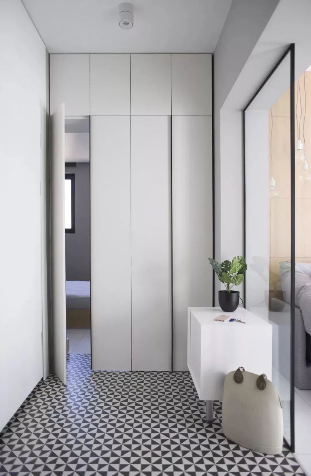 一家三口挤46㎡小家，巧用隐形门+细节收纳，打造简约木质亲子宅！