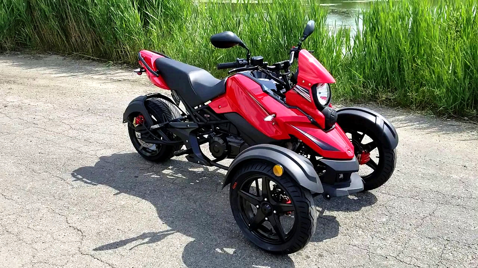 吉利|吉利打造倒三轮摩托!仅售1.48万,油箱15L,外观不输庞巴迪