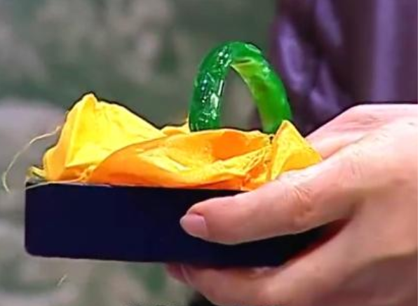 桃核|大爷家传翡翠镯子，号称上亿，专家一看脸色就变了