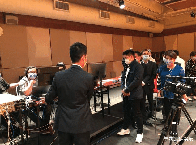 音乐会|霍启刚郭晶晶甜蜜约会，音乐会现场头靠头亲密合影，羡煞旁人