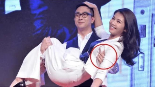 刘涛|刘涛被王自健“公主抱”,有谁注意到他手部动作?网友:细节见人品!