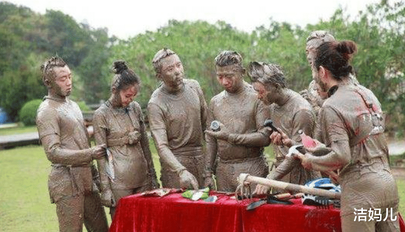 贾玲：录户外综艺怕皮鞋踩脏，在农田里铺起红毯，这对喜剧演员被骂惨了