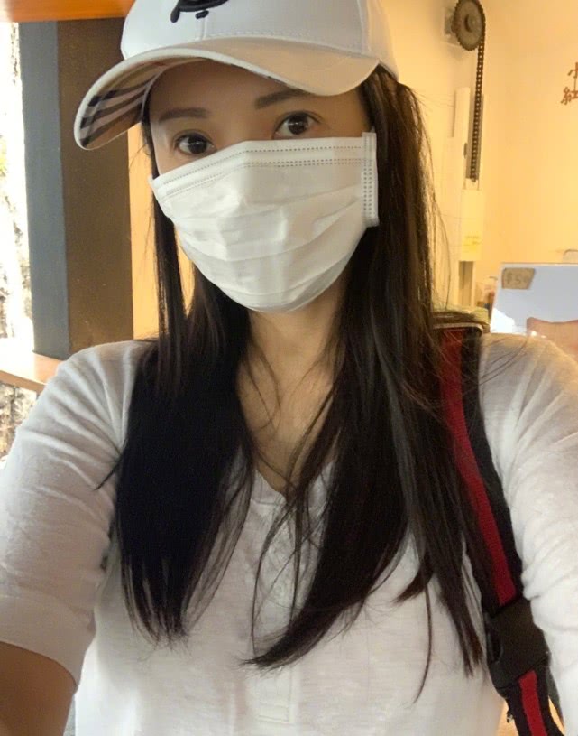 「谭松韵」伊能静再次深夜上线思念女儿，深感心碎：在你及哥哥间，我要找到最好的平衡
