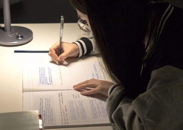 学霸|高考学霸作息时间表，没有对比就不知道差距，学渣：自愧不如