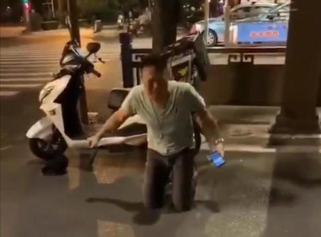 外卖小哥|外卖小哥送餐途中接到电话，失声痛哭跪地不起：我一心一意，但她却无情无义