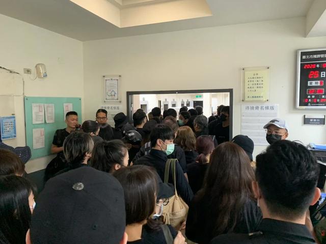 杨丞琳|杨丞琳许玮宁哭红双眼送小鬼火化，女友情绪崩溃失声痛哭场面哀戚