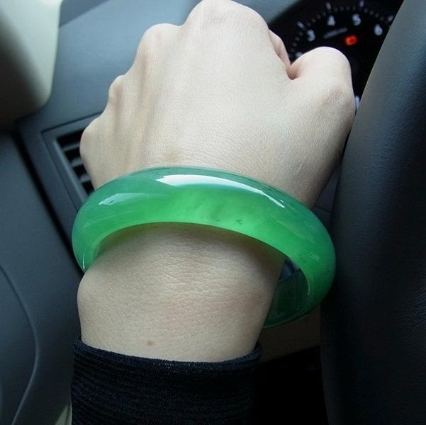 『翡翠』谁都看不上的翡翠赌料，大叔偏不信邪当场拿下，切开后众人呆住了