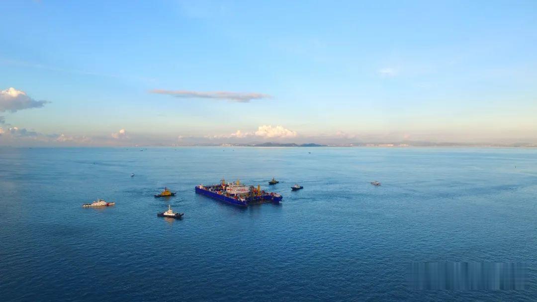 人工岛|8万吨“巨无霸”在海底完美接了个“吻”！