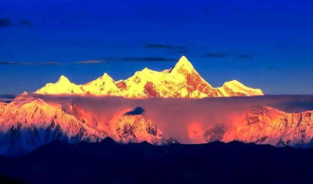 西藏 我国有座美丽的山峰，因一年四季被云雾笼罩，被称为“羞女峰”