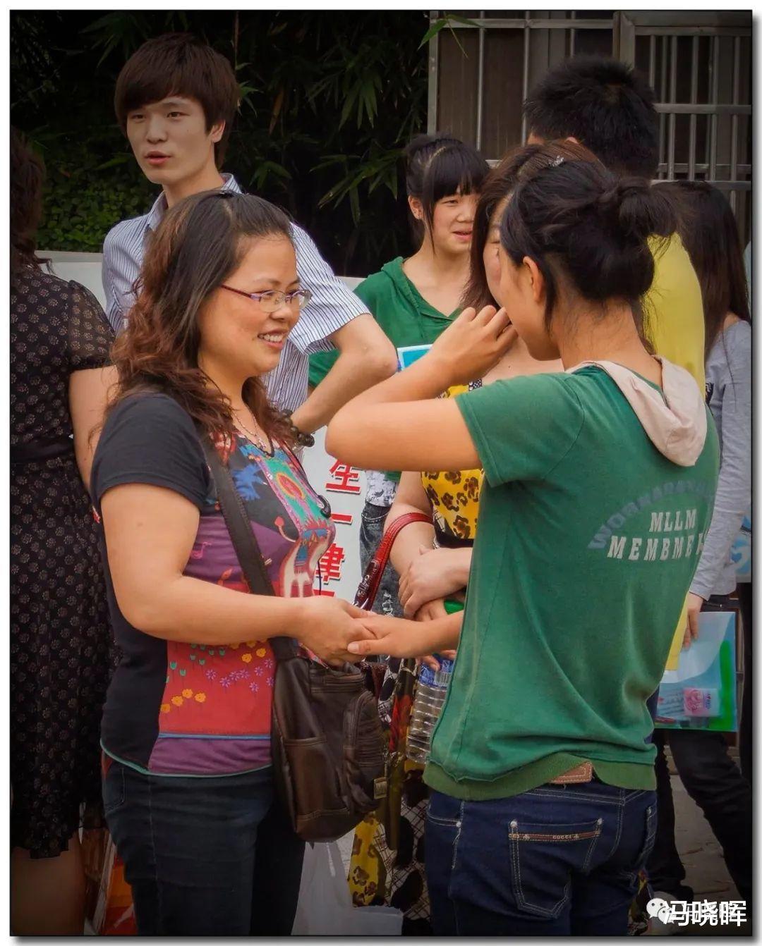 「萍乡」高考日，在考场外等待的母亲