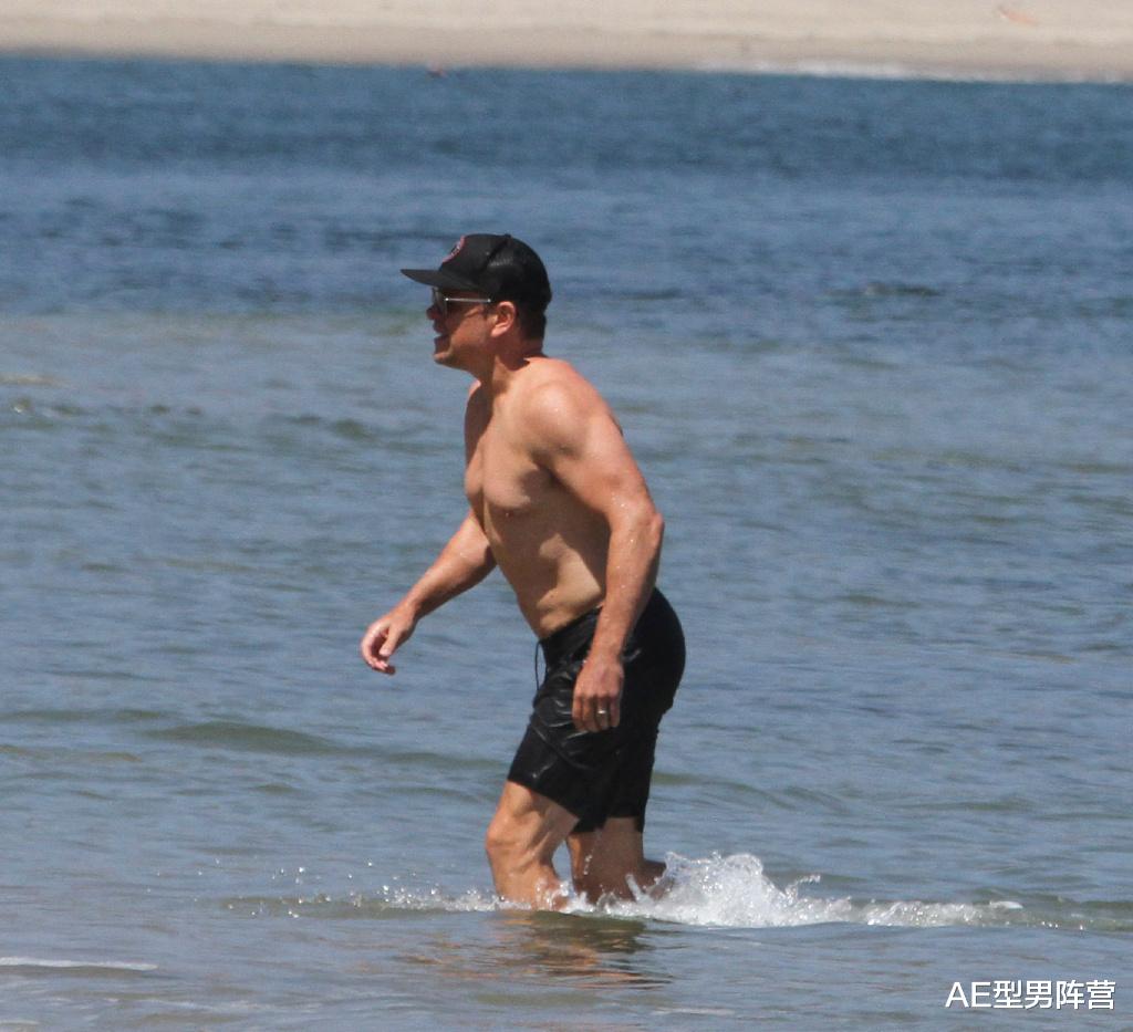 马特·达蒙|50岁马特·达蒙瘦了！胖了10多年的好莱坞男神，肚子上再现腹肌