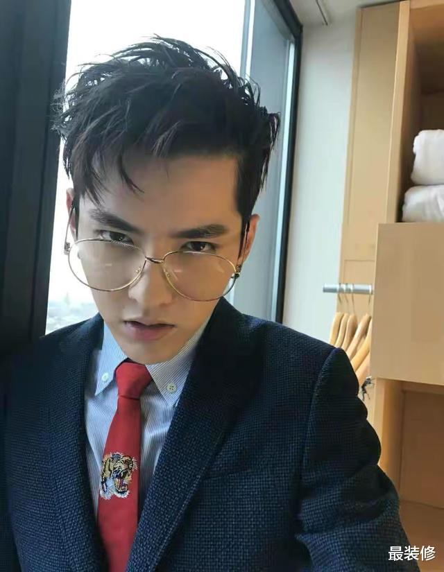 『吴亦凡』吴亦凡家中豪宅曝光，厨房宽敞又豪华，吊灯也太好看了！