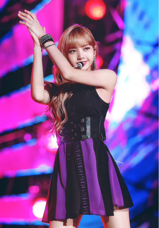 『刘海』Lisa获得“人间芭比”称号，不仅是靠好身材，还有她的“铁刘海”