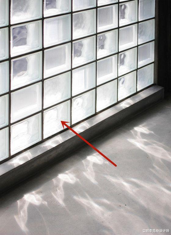 【】谁能想的到，玻璃砖代替不锈钢护栏，直接用来封阳台！整栋楼我家光线最好