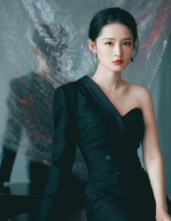 李沁：有一种“小心机”叫李沁的坐姿，别人都是乖乖女，唯独她却与众不同