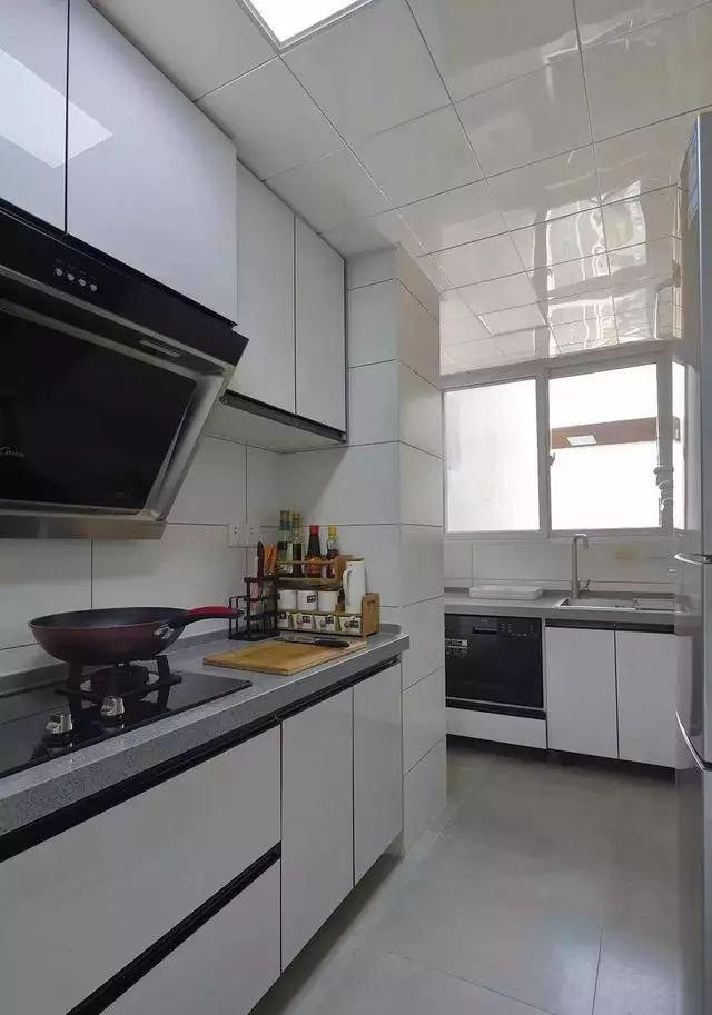 |男主人非要一进门做半截墙，装修完工才知道，一物三用太机智了！