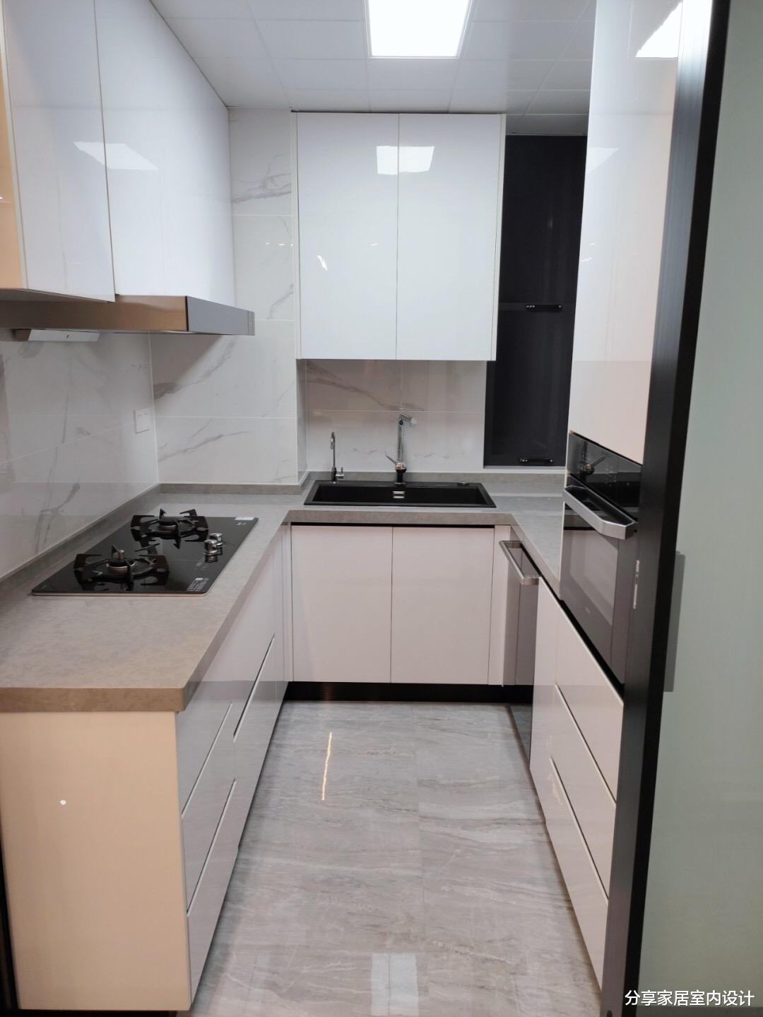 |一家三口的新房，装修现代简约风格，电视墙这样设计太流行了！