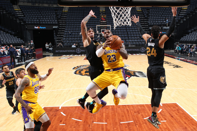 湖人队|湖人登榜首，一大王牌却难开心，末节又被弃用，决胜时刻不受重用