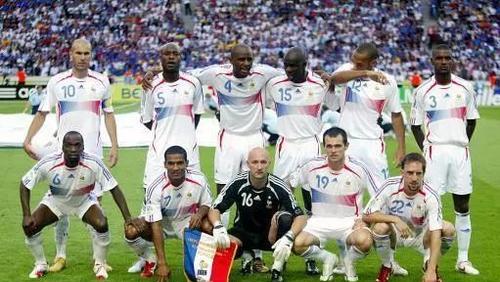 「巴西队」神仙打架！拥有四大天王的巴西，为何在世界杯输给齐达内的法国？