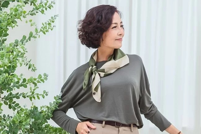 发型|50岁女人最好放弃黑长直吧!这几位漂亮大妈精致短发,优雅又减龄