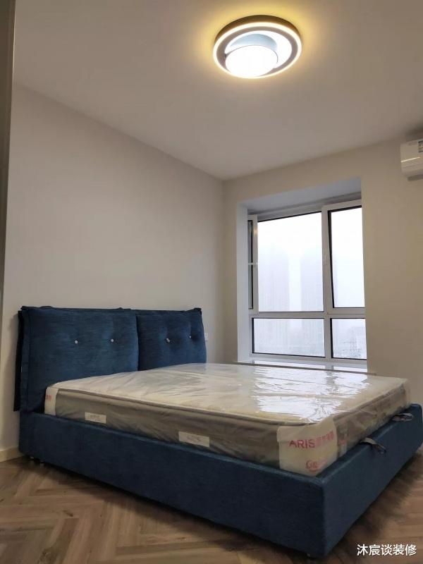 『』她家很简单，灰色瓷砖+大白墙不做吊顶，搭配好软装饰更锦上添花