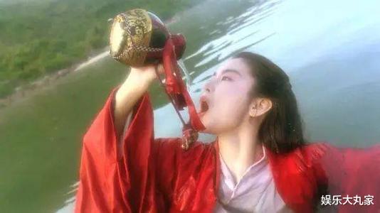 朱晶晶|1982年秦汉和妻子离婚，原配发毒誓：娶猫娶狗，就是不能娶林青霞