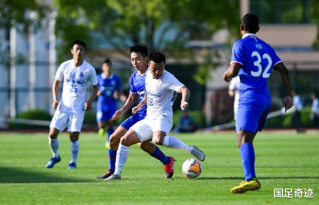 「上海申花」中国足球未来靠你了！申花前国脚1举动让19岁超新星受益匪浅