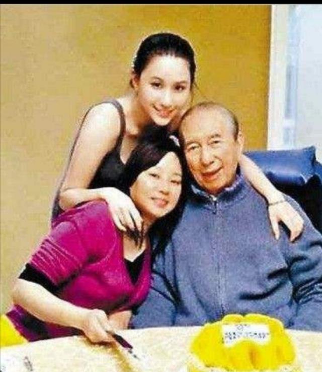 何鸿燊|蓝琼缨与何鸿燊合照表情生疏，三太和四太却不同，大房女儿独不见