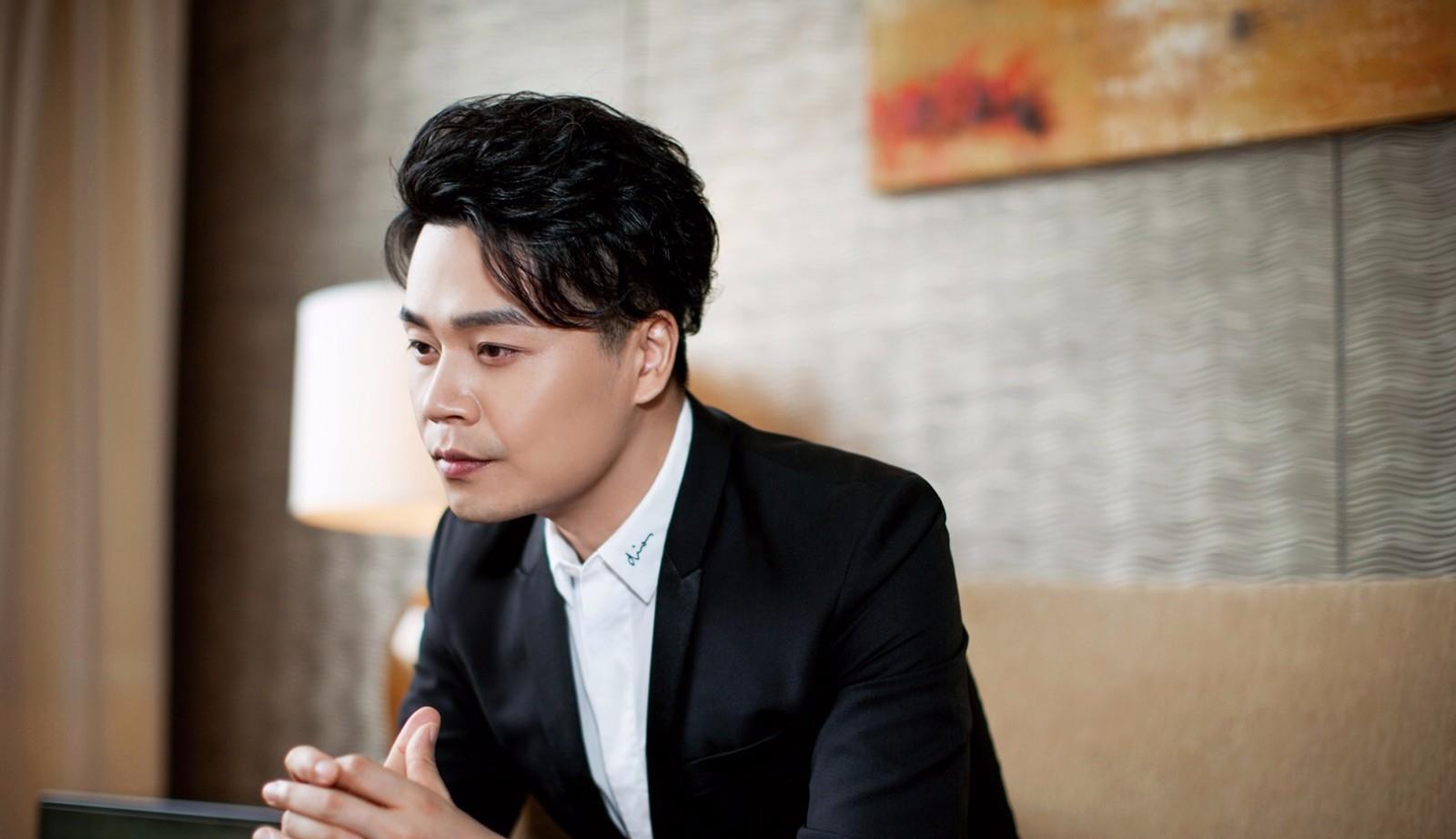 浙江台当家男主持晒老婆,纤瘦背影仪态庄重,却只负责后台递话筒