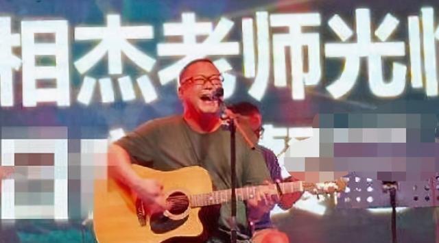 纤夫的爱|6次参加春晚，2次入狱，《纤夫的爱》两位主唱如今差距太大