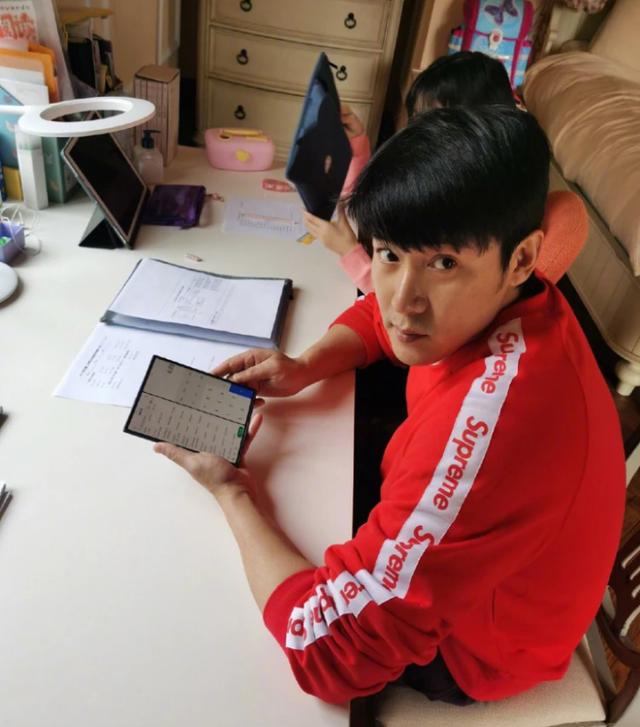 #陆毅#陆毅是隐形富豪，一个手机价值10万，老婆开400万限量版豪车