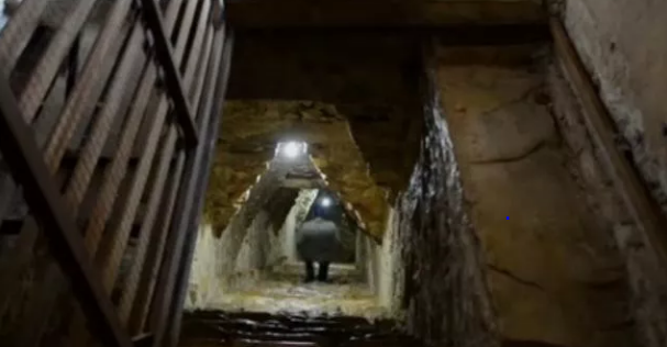 #飞行器#国王坐姿图旋转九十度后，轰动世界！神庙中发现古代飞行器？