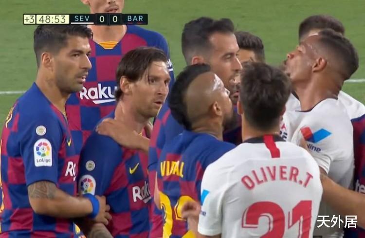 『皇家马德里』梅西罕见情绪失控暴怒推人+哑火！巴萨送大礼，皇马赢球可回榜首
