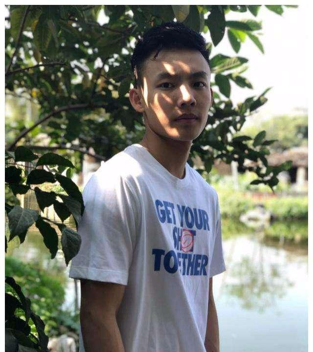 徐杰|广东小将徐杰被罚50万，上赛季年薪仅20万的他该怎么办？