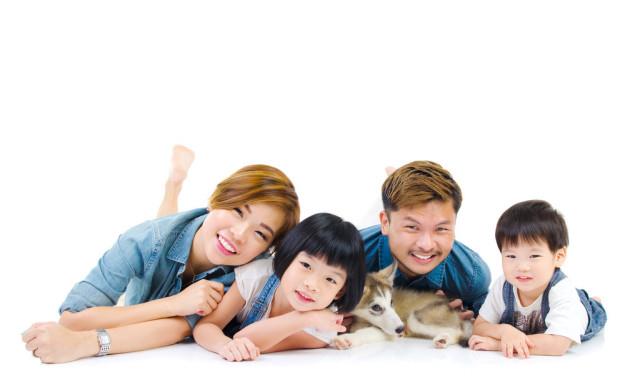 「陆毅」陆毅陪女儿上网课，炫的不是富，而是父母之爱