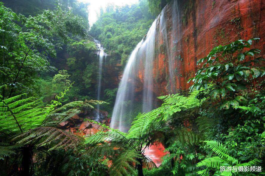 丹霞地貌：中国最大的丹霞地貌，有等距排列的瀑布奇观，还有侏罗纪残遗种
