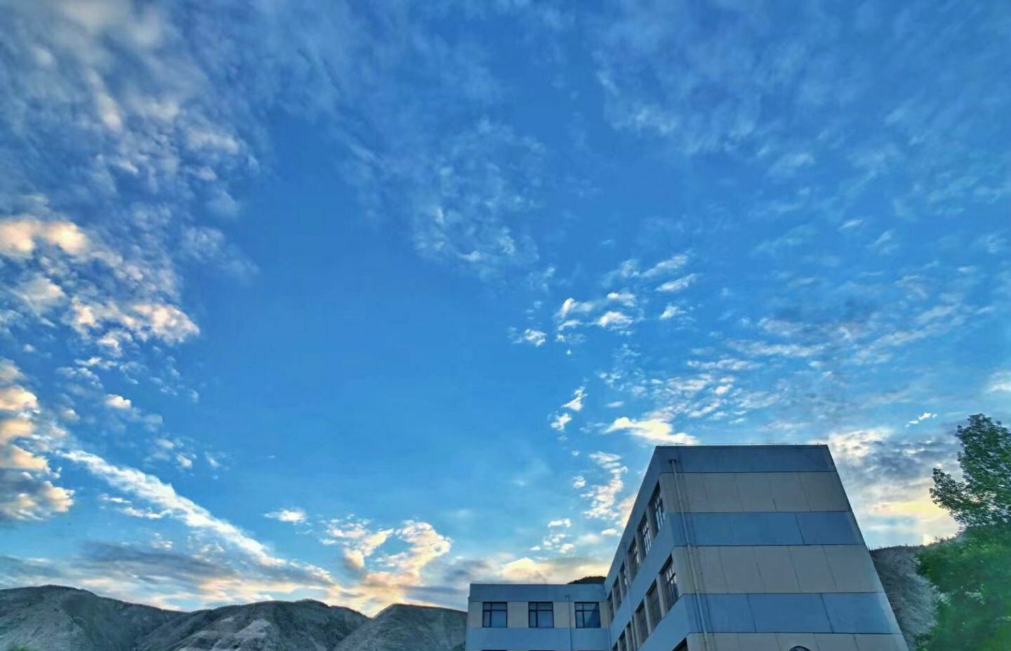 「深圳大学」考大学是选末流985(兰大)还是好一本深大呢?