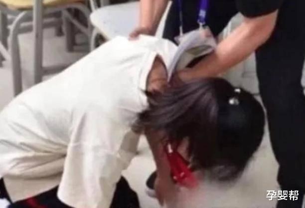 「女孩」12年前因高考忘涂答题卡,而下跪求给机会的女孩,后来咋样了