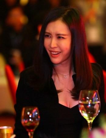 田朴珺|不顾一切“攀高枝”嫁给68岁王石的年轻女演员，如今怎样