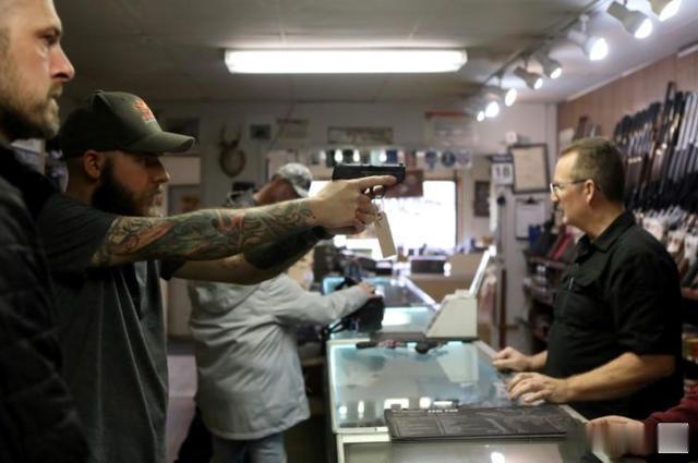 fpx战队▲抗议者暴力示威、警察暴力执法，这就是美国？