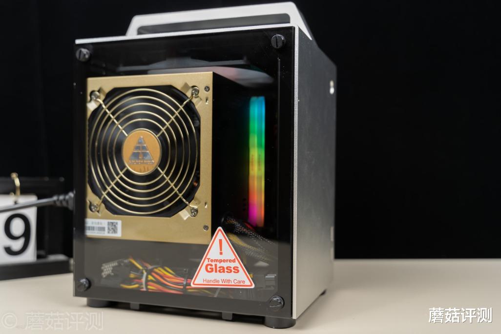 |没有人比蘑菇更懂如何上班摸鱼！打造一款可以上下班提着走的主机。