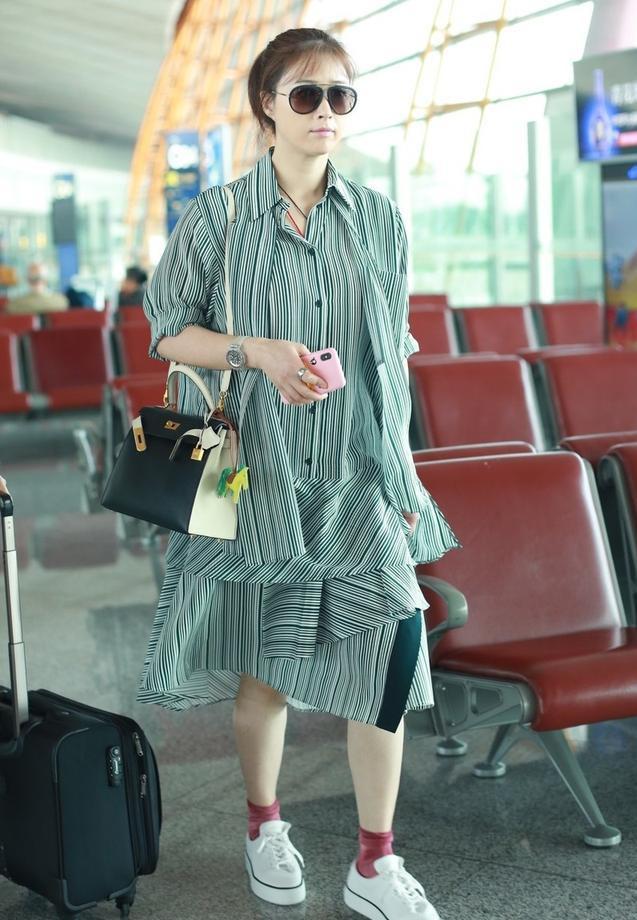 蒋欣▲蒋欣气质感挺强，\芭比粉\口红也能驾驭，戴墨镜有种\大佬范\