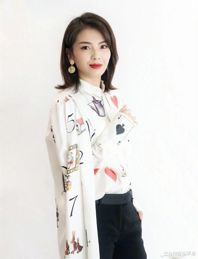 衬衫：刘涛年纪越大越迷人了！穿扑克衬衫配红唇，御姐气质拿捏得超到位