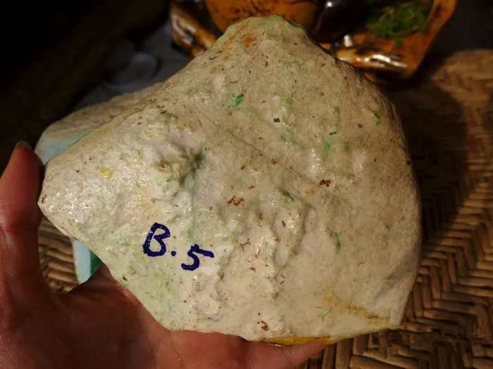 [翡翠]新拿下的翡翠原石上皮壳见藓，却刀刀见涨，值了