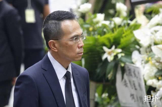 「李嘉诚」在中国套走上千亿都投到外国，儿子还成外国人，如今一夜亏掉千亿