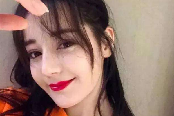 #迪丽热巴#《触手可及》刚播，热巴又有新戏，看到男主：又是一对不能磕的cp