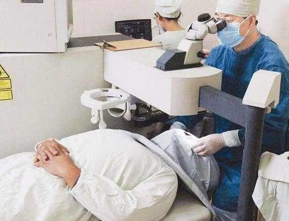 近视@当年近视的人抢着做“激光手术”,如今怎样了?过来人说出实情!