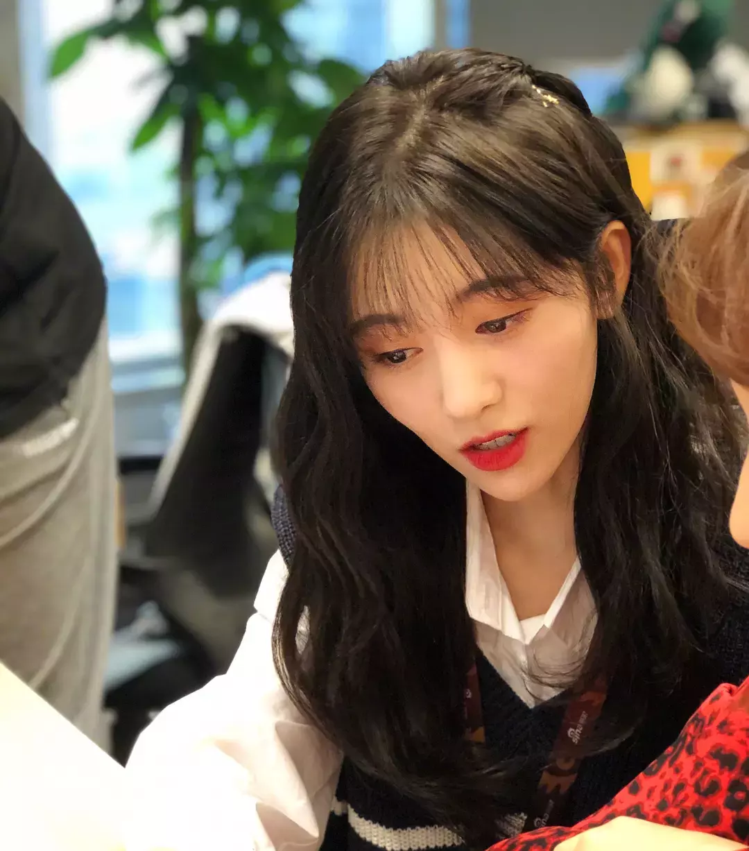 发型|不仅鞠婧祎是月牙脸，原装的刘诗诗也是月牙脸了，减肥太猛的结果