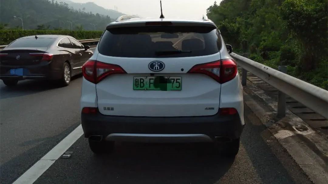 珠海交警|广州情侣珠海玩一天太累跑回高速上睡大觉！交警敲窗大吃一惊！