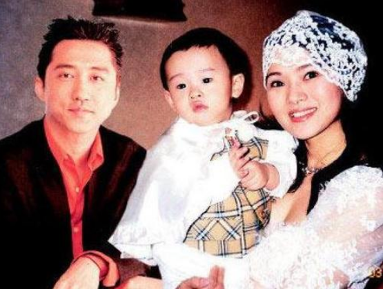 庾澄庆|庾澄庆小14岁娇妻近照，参加伊能静儿子毕业典礼，气质出众